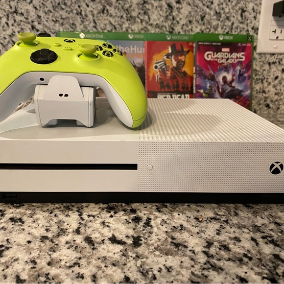 Xbox One S - Picture 2 of 4